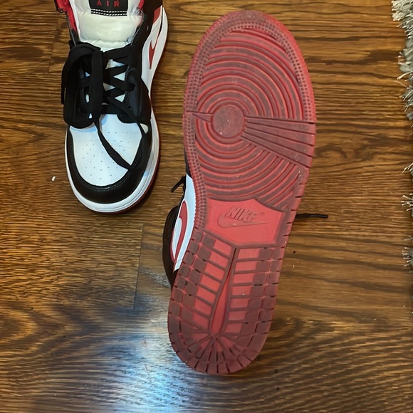 Jordan 1 Mid Gym Red Black and White size 6 Y 7.5/8 in women’s Nike - Picture 4 of 5